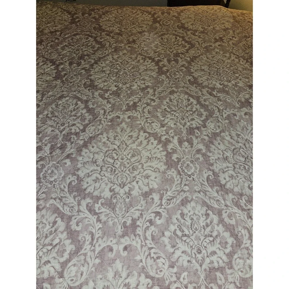 Nicole Miller Artelier lavender And White Size Double/ Small Queen Quilt 92x86